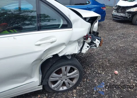 2010 Mercedes-Benz C 300 Luxury 4Matic/Sport 4Matic z USA, uszkodzony, nr VIN WDDGF8BB4AF465492